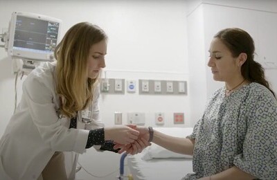 Кодирование Аквилонг в Фокино Врач держит пациентку за руку