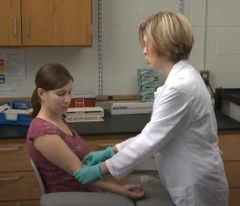 Лечение зависимости от аптечных препаратов в Фокино Врач делает инъекцию пациентке